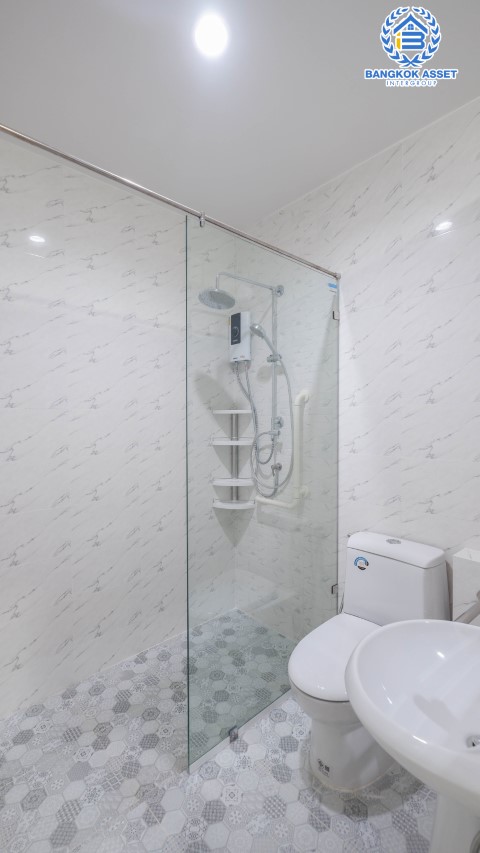 *****ทาวน์เฮ้าส์มือสองย่านกรุงเทพฯ ม.กรุงเทพ-นนทบุรี ซอยกรุงเทพ-นนทบุรี39 เนื้อที่ 17.30 ตร.ว. ฟังก์ชัน 2 ห้องนอน 2 ห้องน้ำ ที่จอดรถ 1 คัน บ้านสวยตกแต่งสไตล์ minimalism สวยงาม พร้อมเข้าอยู่ ทำเลแห่งการเดินทาง ใกล้รถไฟฟ้าสายสีม่วง "วงศ์สว่าง" เชื่อมต่อถนนวงศ์สว่าง ถนนรัชดาภิเษก ถนนประชาชื่น ฯลฯ จองได้แล้ววันนี้!